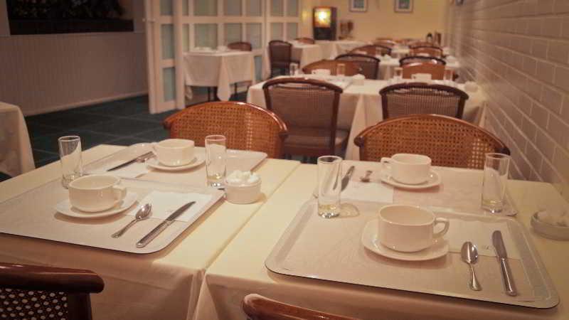 Brit Hotel Les Voyageurs Loudeac Bagian luar foto