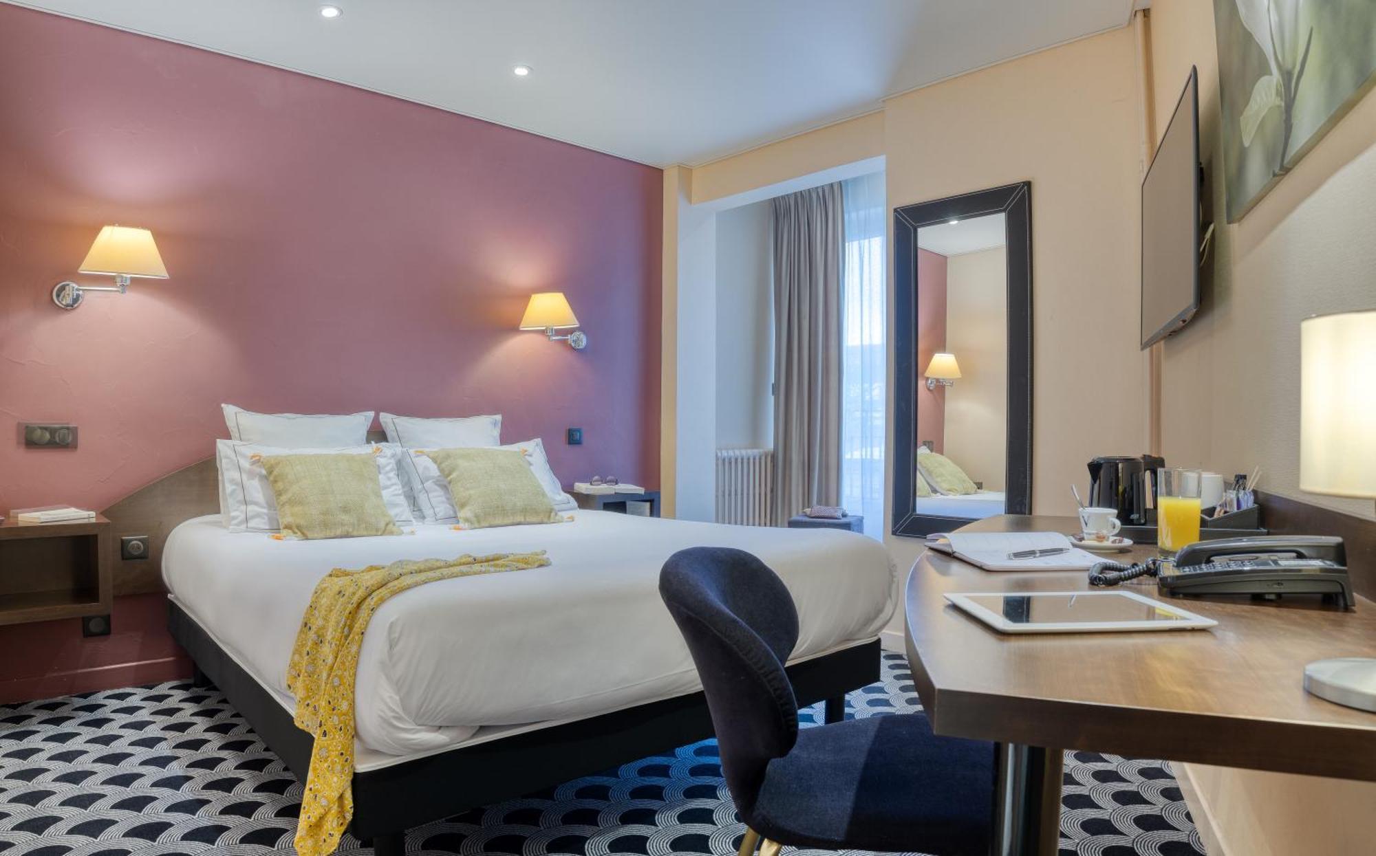 Brit Hotel Les Voyageurs Loudeac Bagian luar foto