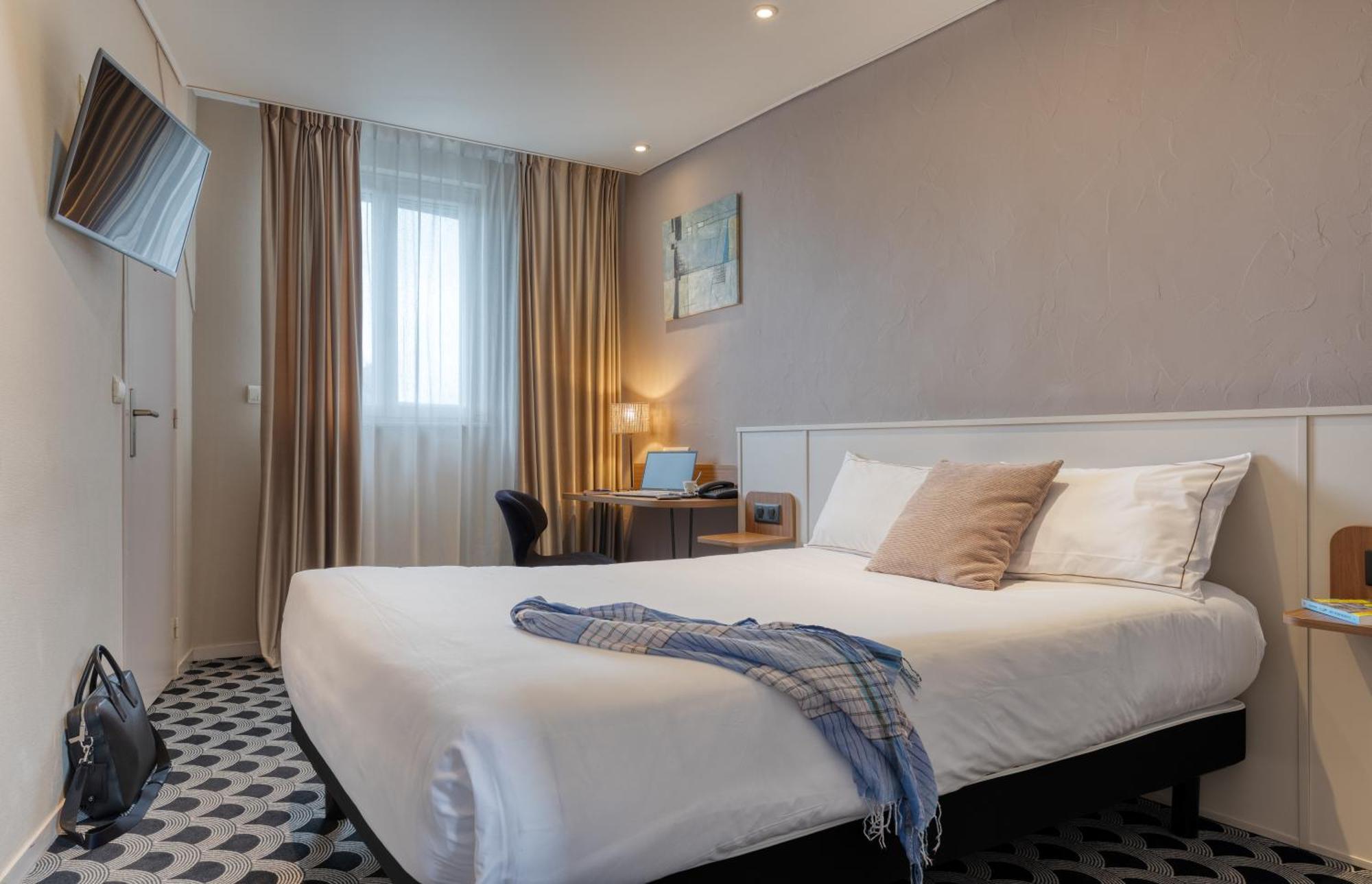 Brit Hotel Les Voyageurs Loudeac Bagian luar foto