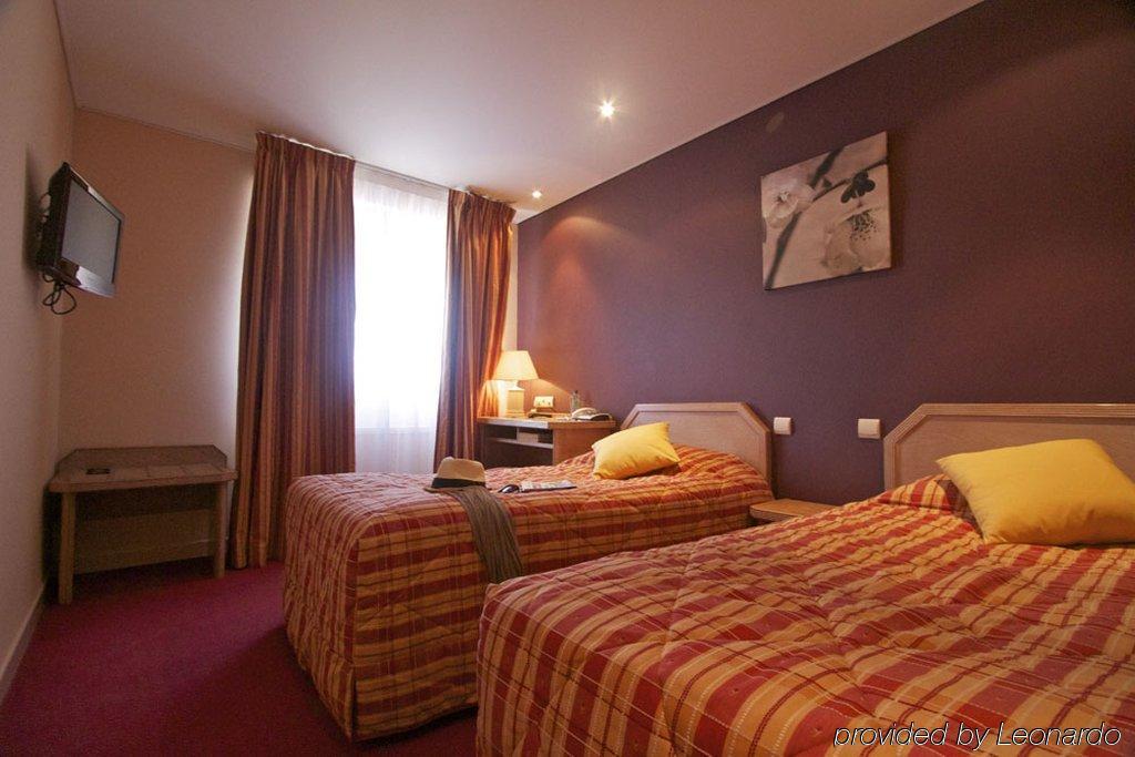 Brit Hotel Les Voyageurs Loudeac Ruang foto