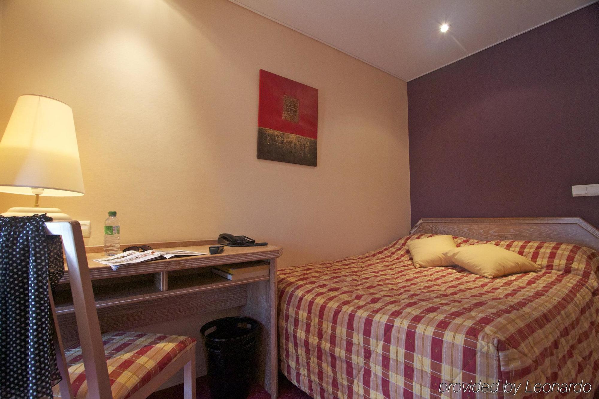 Brit Hotel Les Voyageurs Loudeac Ruang foto