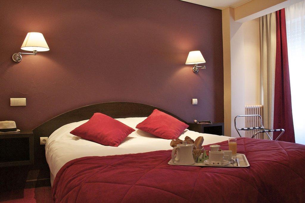 Brit Hotel Les Voyageurs Loudeac Bagian luar foto