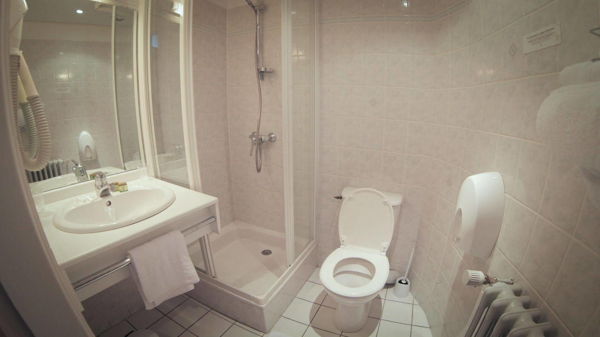 Brit Hotel Les Voyageurs Loudeac Bagian luar foto
