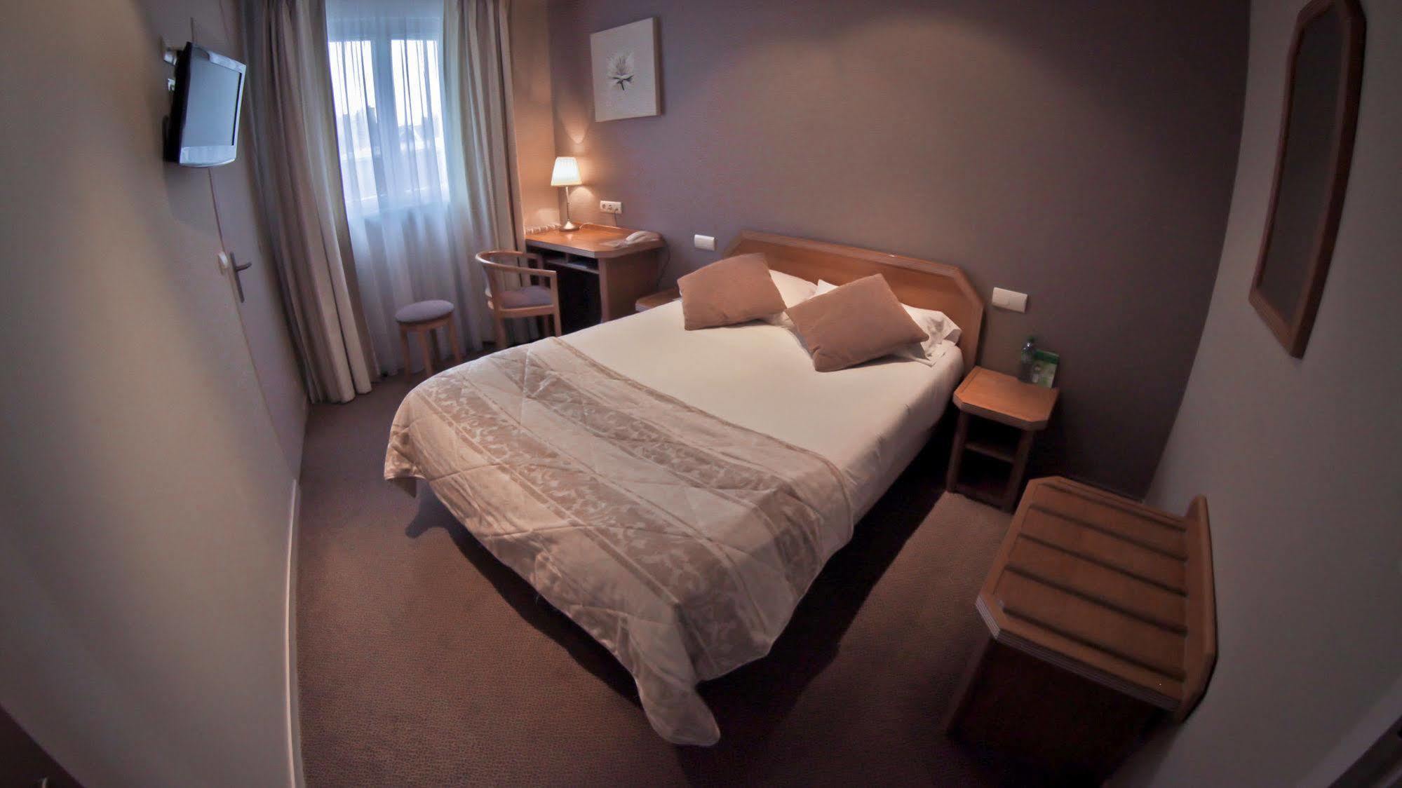 Brit Hotel Les Voyageurs Loudeac Bagian luar foto