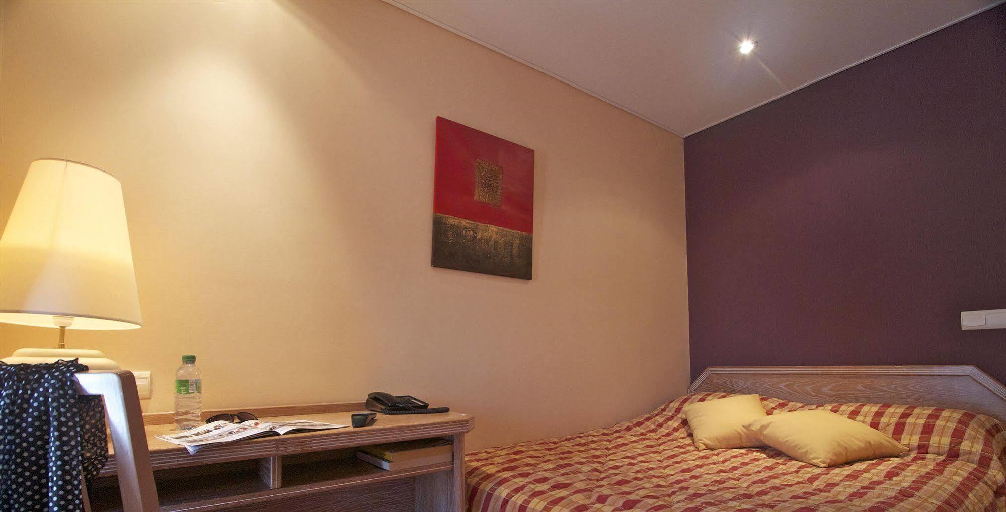 Brit Hotel Les Voyageurs Loudeac Bagian luar foto